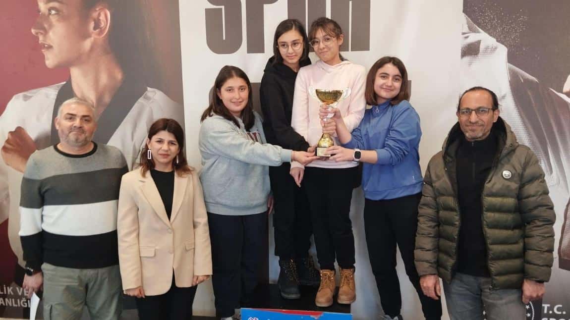 Okul sporları kapsamında yapılan Yıldız kızlar satranç müsabakalarında kız takımımız İl birincisi olup, Sivas’ta yapılacak gruplarda Erzincan’ı temsil etmeye hak kazandılar