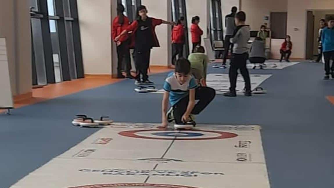 Okul sporları kapsamında yapılan Floor curling müsabakalarında, küçük kızlar ve küçük erkekler okul takımlarımız il 4.sü oldular. Öğrencilerimizi ve beden eğitimi öğretmeni Gülsün DEMİR’İ kutluyoruz.