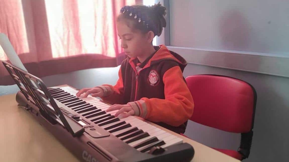 5/B sınıfı öğrencisi Zeynep Eslem KALKAN dan Piyano dinletisi 
